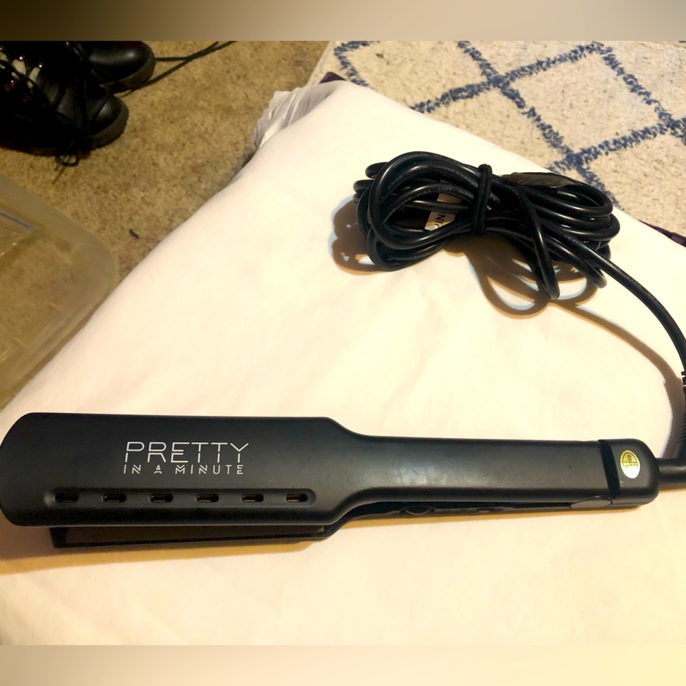 LIKE NEW “PRETTY IN A MINUTE” 1 1/2 in HAIR STRAIGHTENER -EUC
